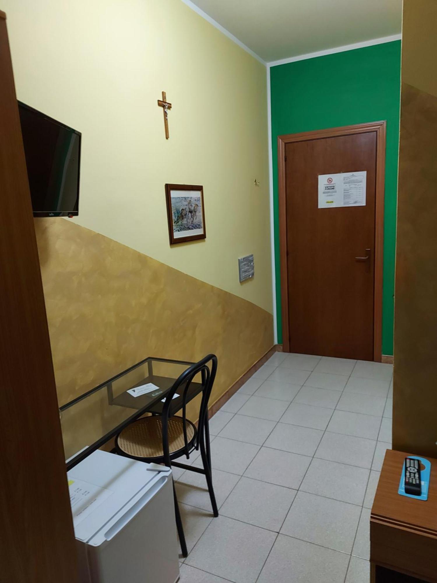 Domus Pacis Santa Chiara Casa Per Ferie Hotel Лорето Стая снимка